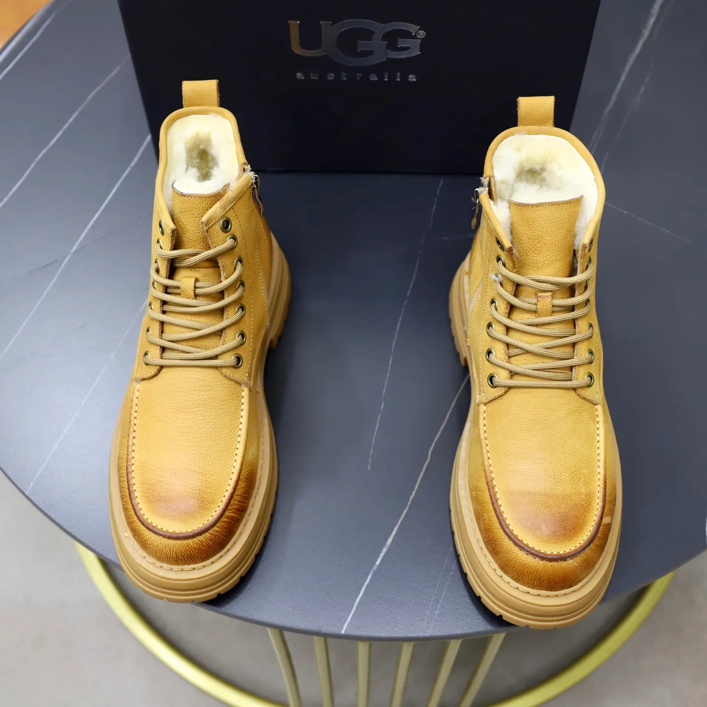 Ex-factory price: 680💰Thick wool imported from Australia Brand: UGG genuine purchasing agent Size: 38-44 (customized in 45) Grade: Official website 1:1 Material: First-layer genuine leather waterproof and antifreeze upper Real wool lining Original non-slip Soft wear-resistant outsole Style category: Men's casual shoes Trendy style Comfortable on the feet Color: Official website color synchronization